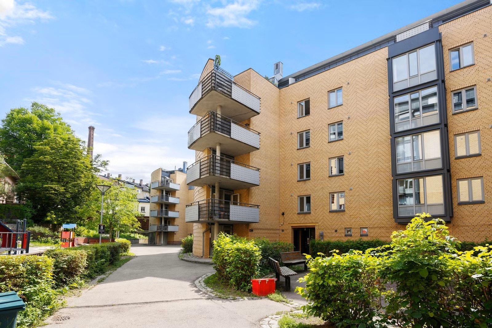 Sentral, men samtidig rolig og tilbaketrukket i indre gårdsrom. Galleribilde