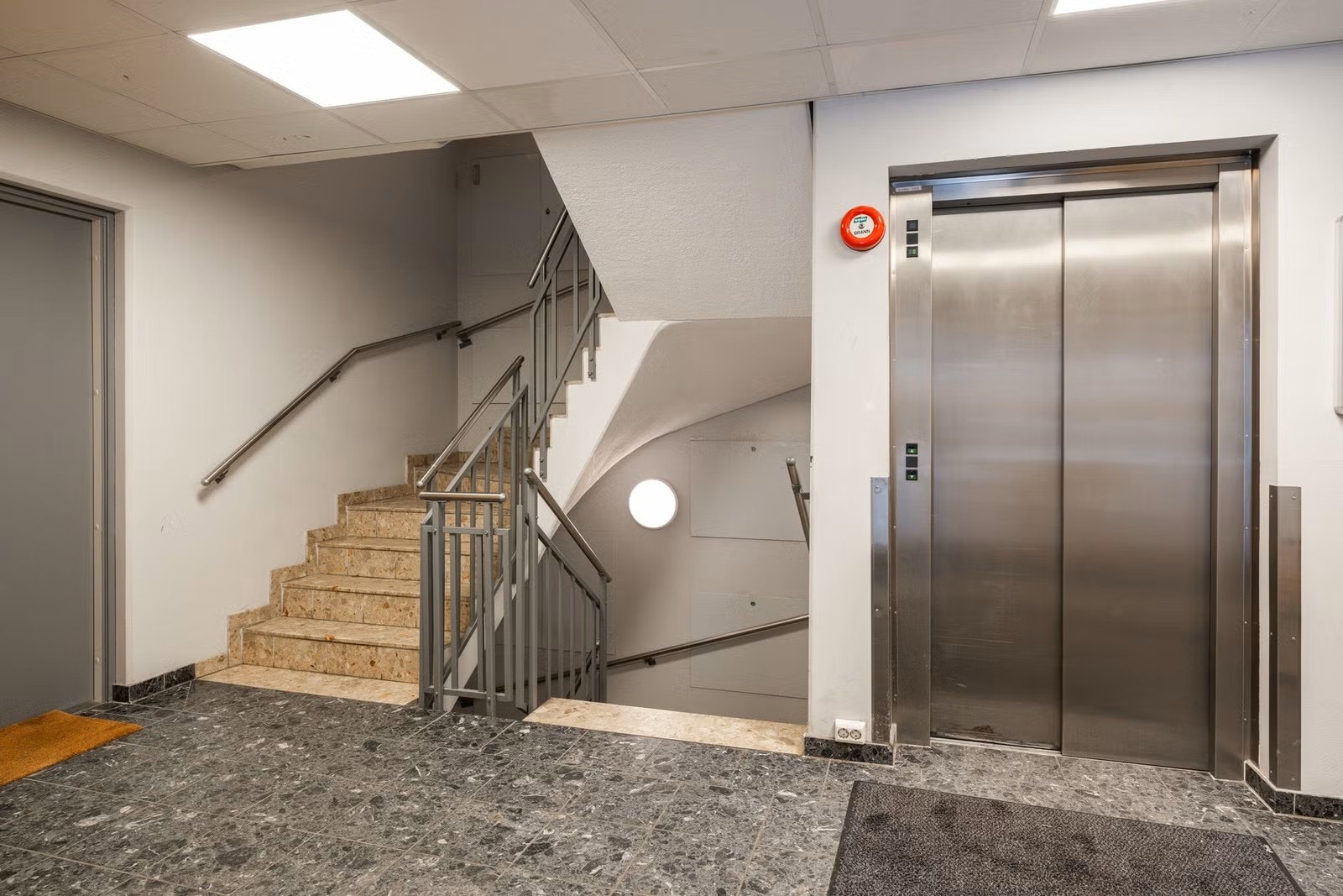 Moderne fellesarealer. Det er heis i bygget. Galleribilde