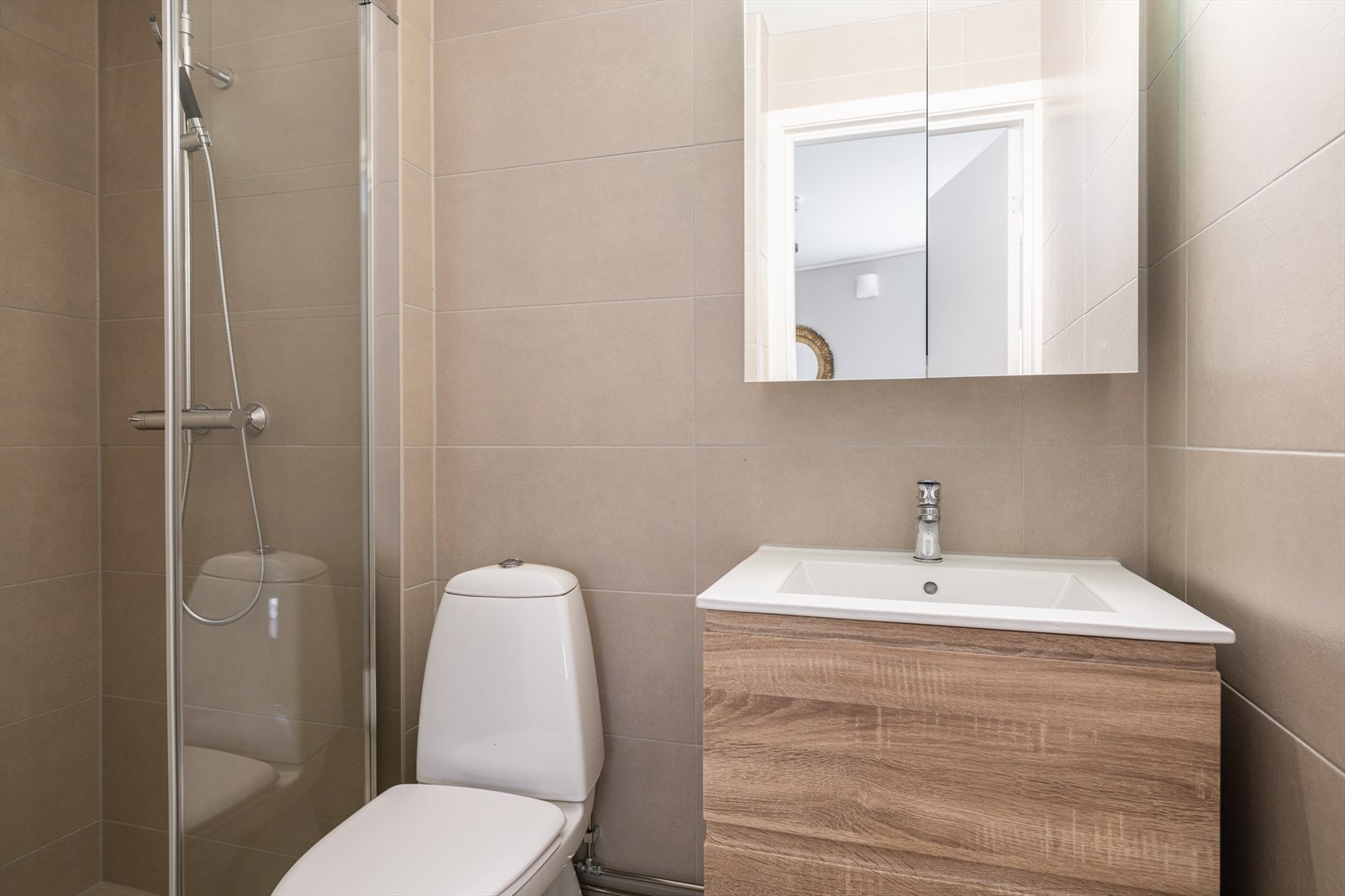 Moderne og delikat bad/wc nyoppusset i 2025. Galleribilde