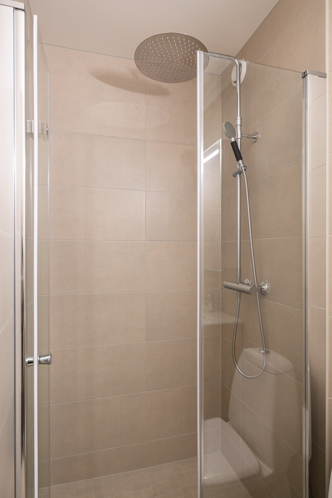 Dusjhjørne med regnfallsdusj. Galleribilde