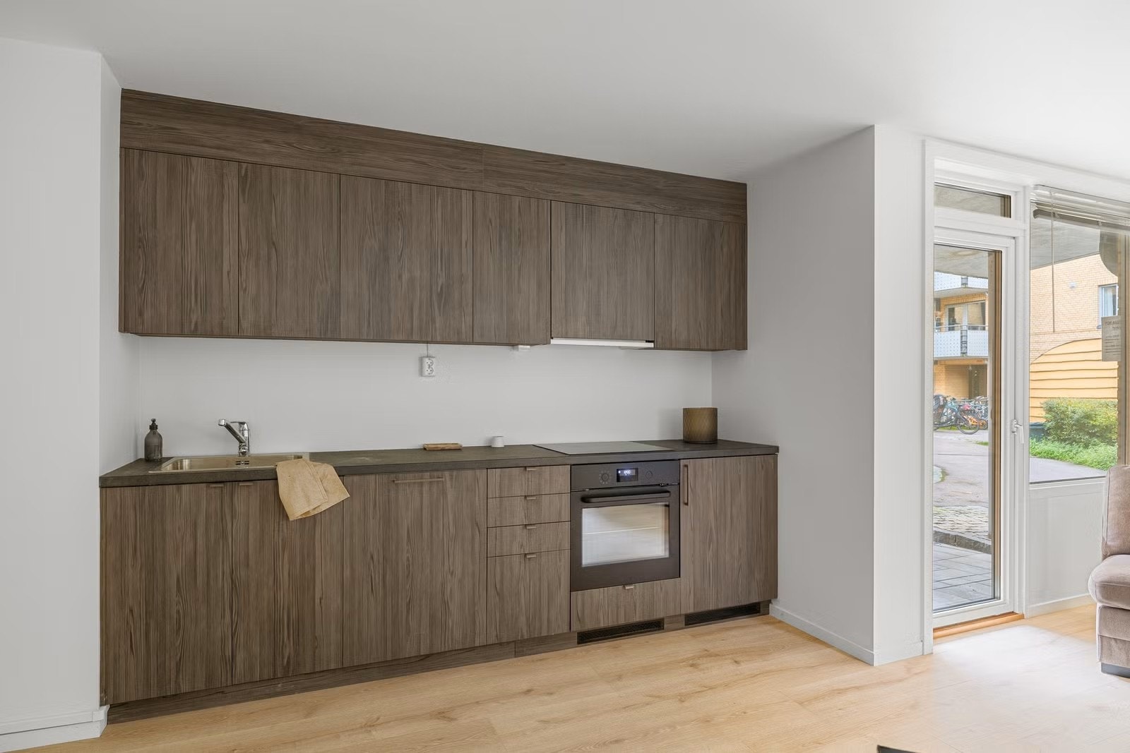 Moderne og påkostet HTH kjøkken fra 2023 med integrerte hvitevarer. Galleribilde