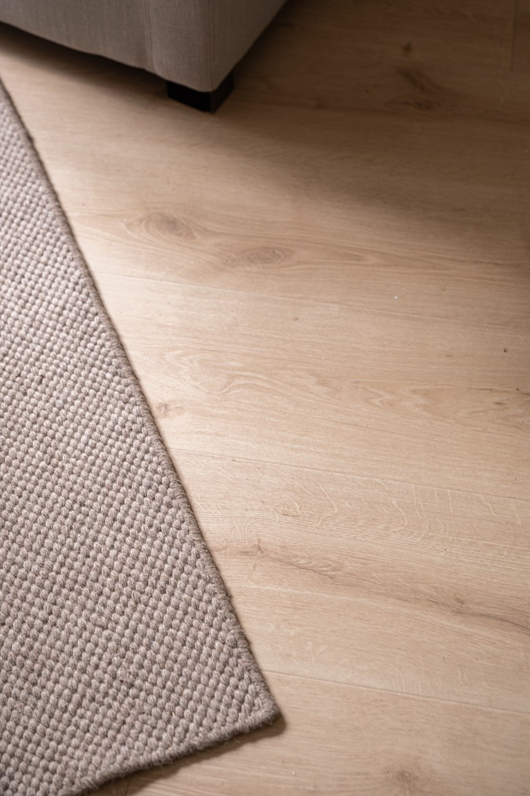 Pent, lyst laminatgulv fra 2025. Galleribilde