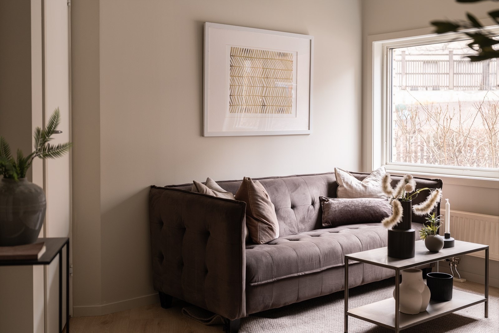 Leiligheten fremstår moderne og delikat med lyse fargevalg på vegger og nytt laminatgulv fra 2025. Galleribilde