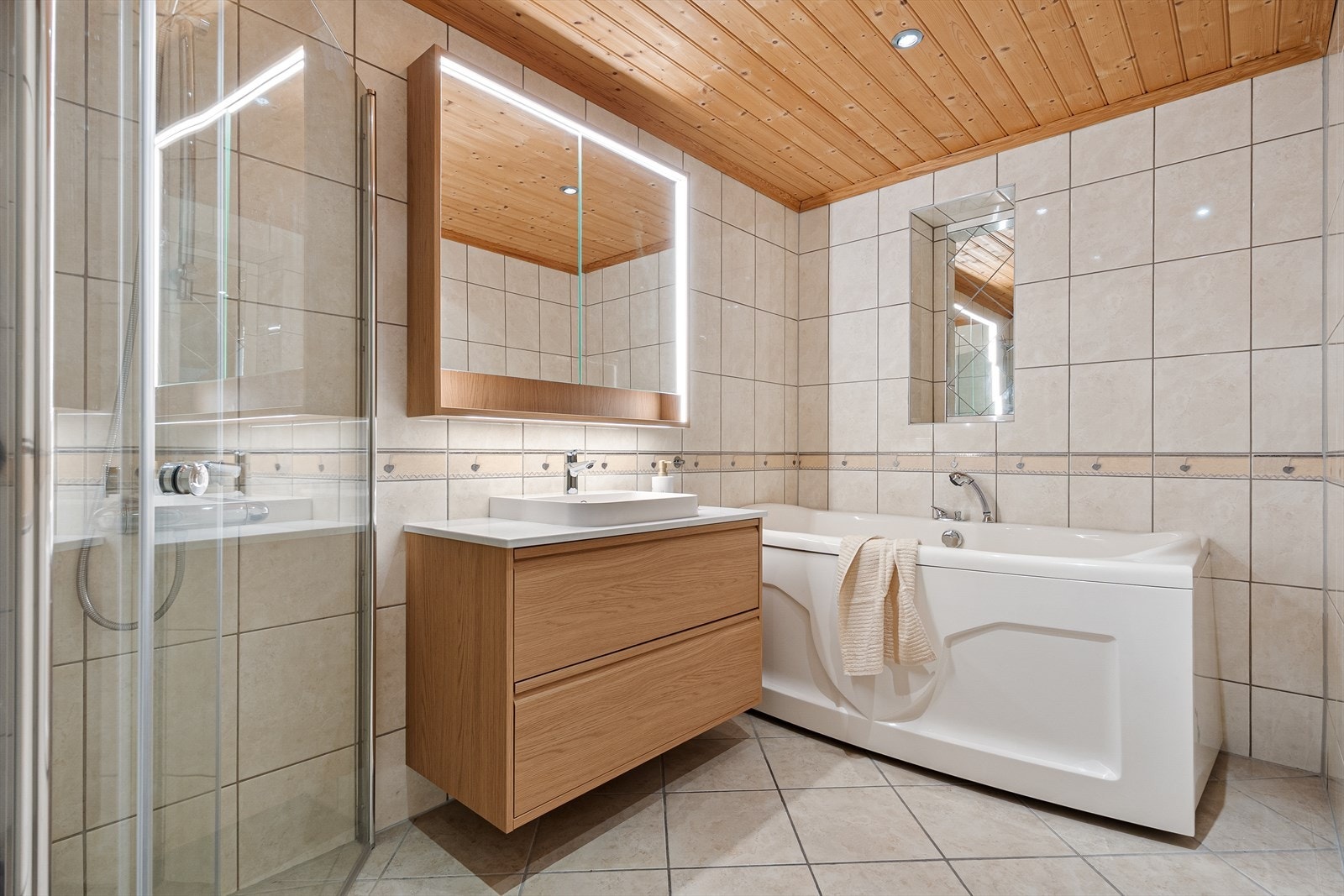 Flislagt baderom med varmekabler i gulvet. Galleribilde