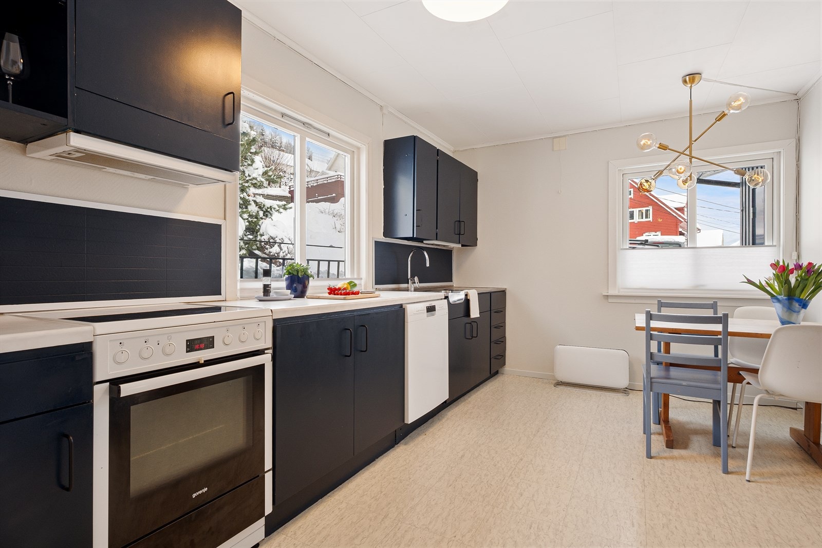 Fin sitteplass på kjøkkenet for kjappe forkoster og hyggelige kveldsmåltid. Galleribilde