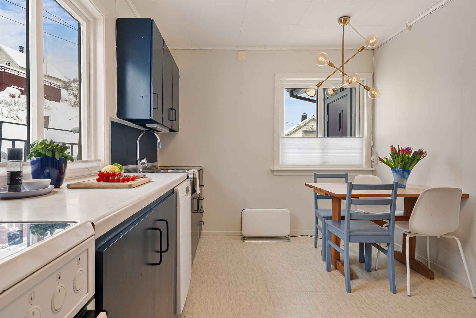 Kjøkkeninnredningen har malte flater, utslagsvask i stål og laminat benkeplate. Frittstående hvitevarer er stekeovn, oppvaskmaskin og kjøleskap. Galleribilde