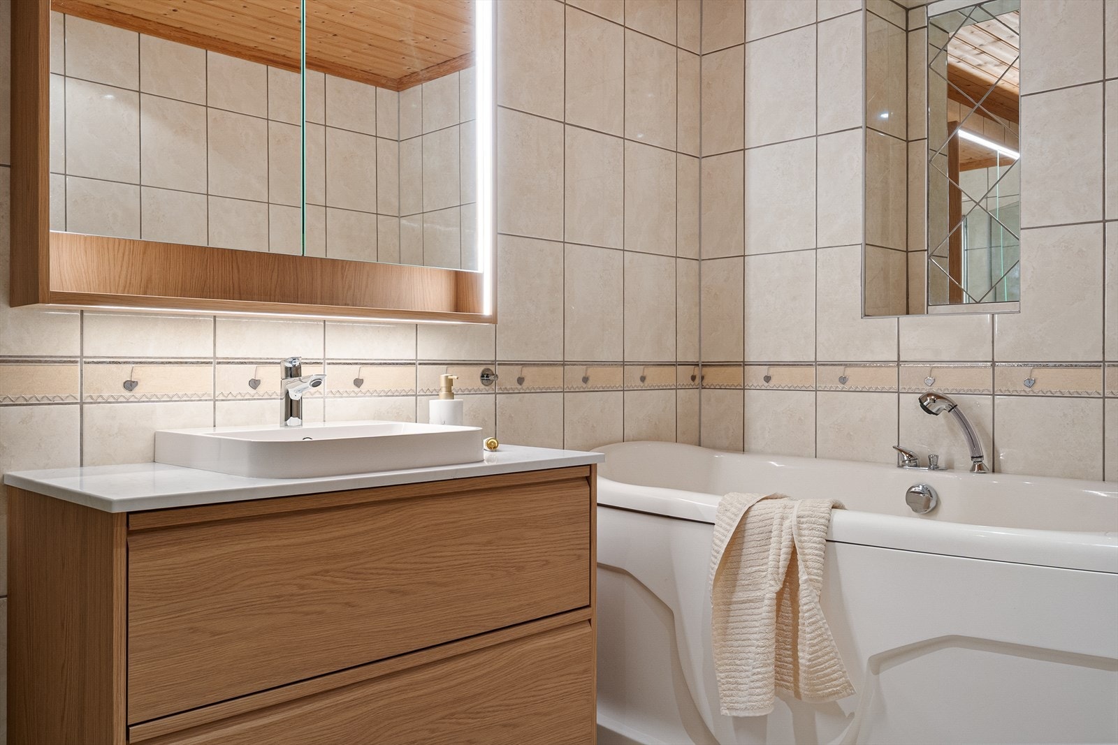 På badet er det både badekar og dusj. Galleribilde