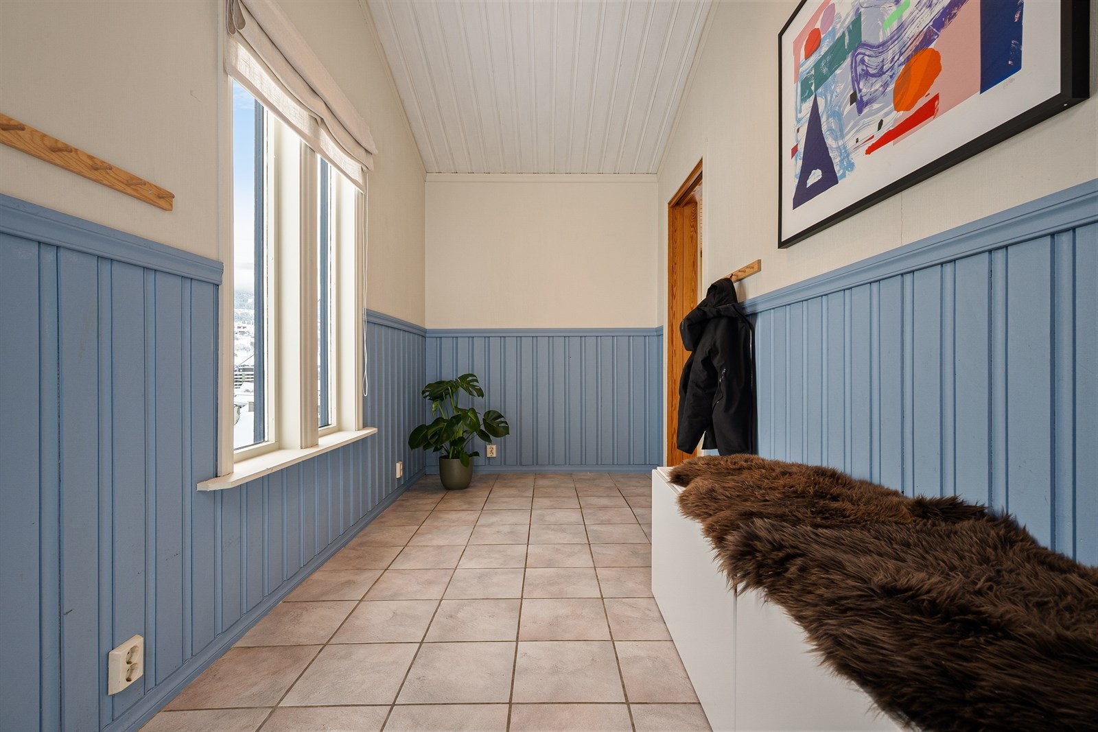 Lys og romslig entré ønsker deg velkommen hjem. Galleribilde