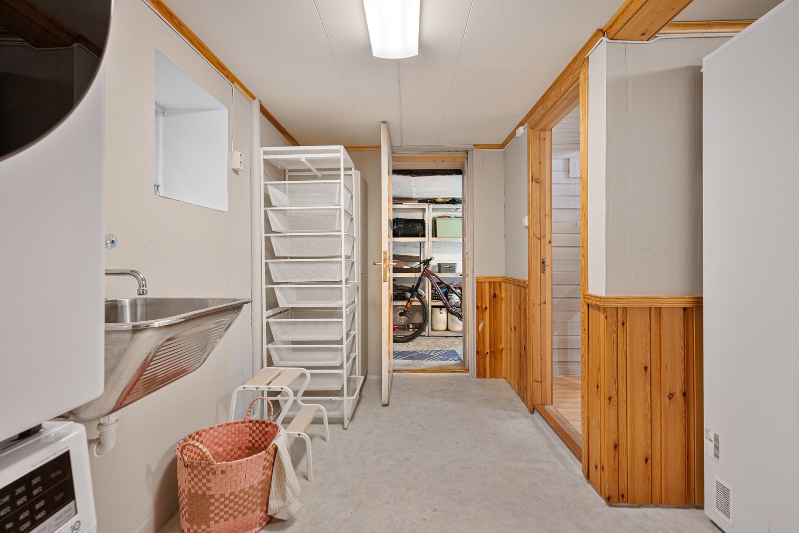 Vaskerommet har utgang til praktisk uisolert bod og videre utgang til hagen. Galleribilde