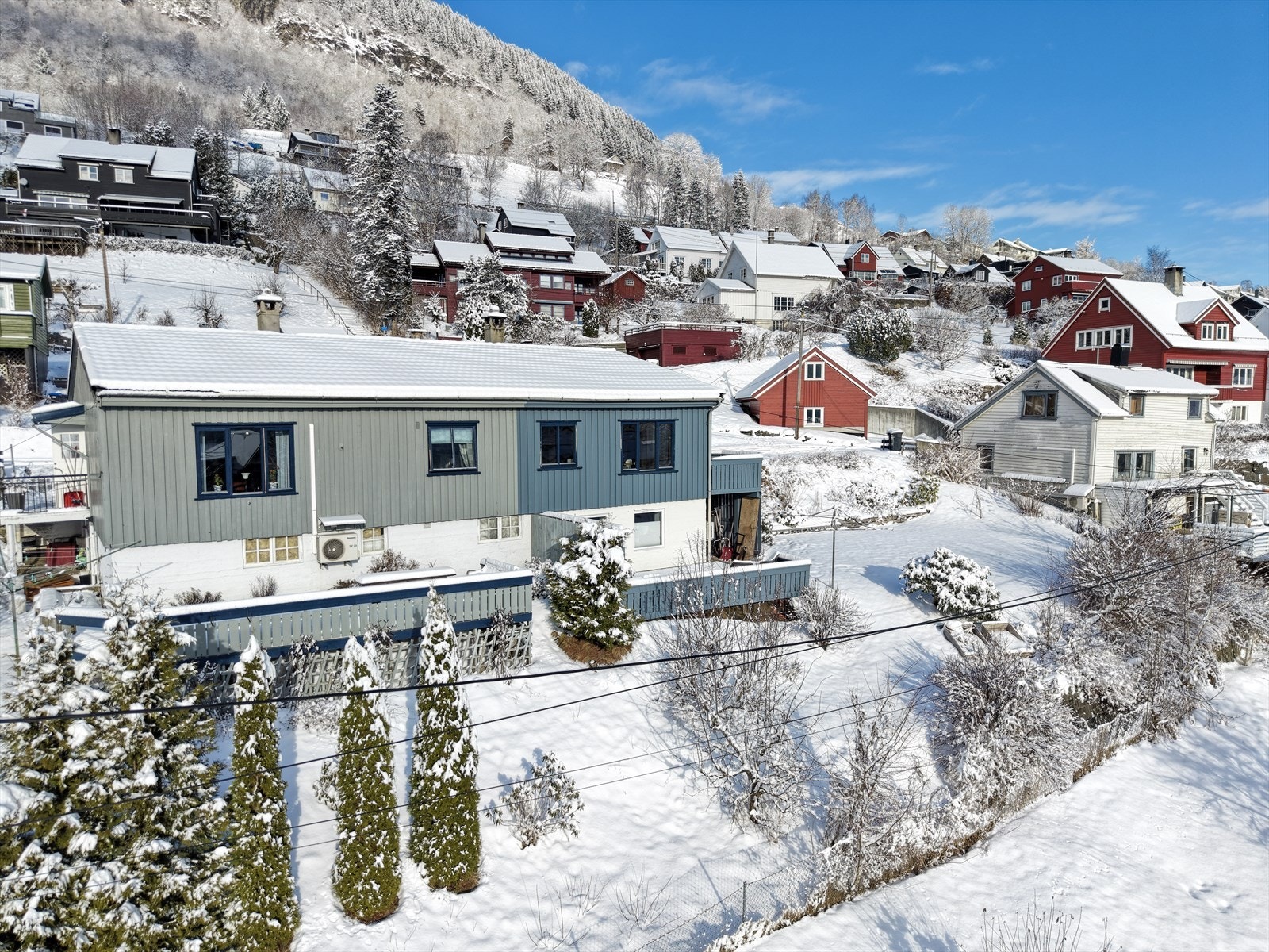 Eiendommen har veranda med morgensol, terrasse i front og flott opparbeidet hage med hele tre plommetrær, et epletre, stikkelsbær, rips og solbær. Galleribilde