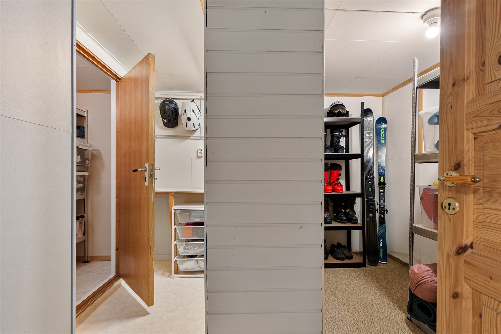 I boligen er det flere funksjonelle boder slik at man enkelt kan holde orden på utstyr til forskjellige sesonger og verktøy. Galleribilde