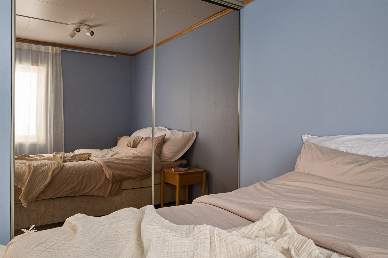 Praktisk skyvedørsgarderobe på soverommet. Galleribilde