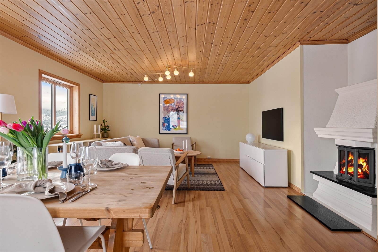 God plass til å møblere stuen i forskjellige soner. Galleribilde