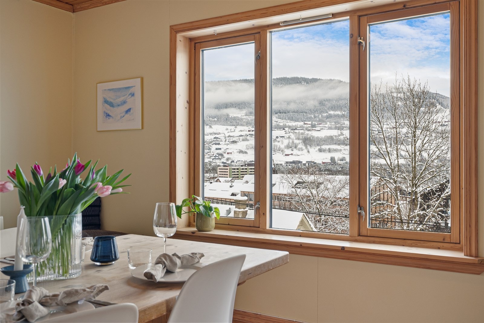 Ullestadvegen 14A presentert av Proaktiv Eiendomsmegling v/ Rakel Søvik. En halvpart av vertikaldelt tomannsbolig med svært sentral plassering i Ullestadvegen. Galleribilde