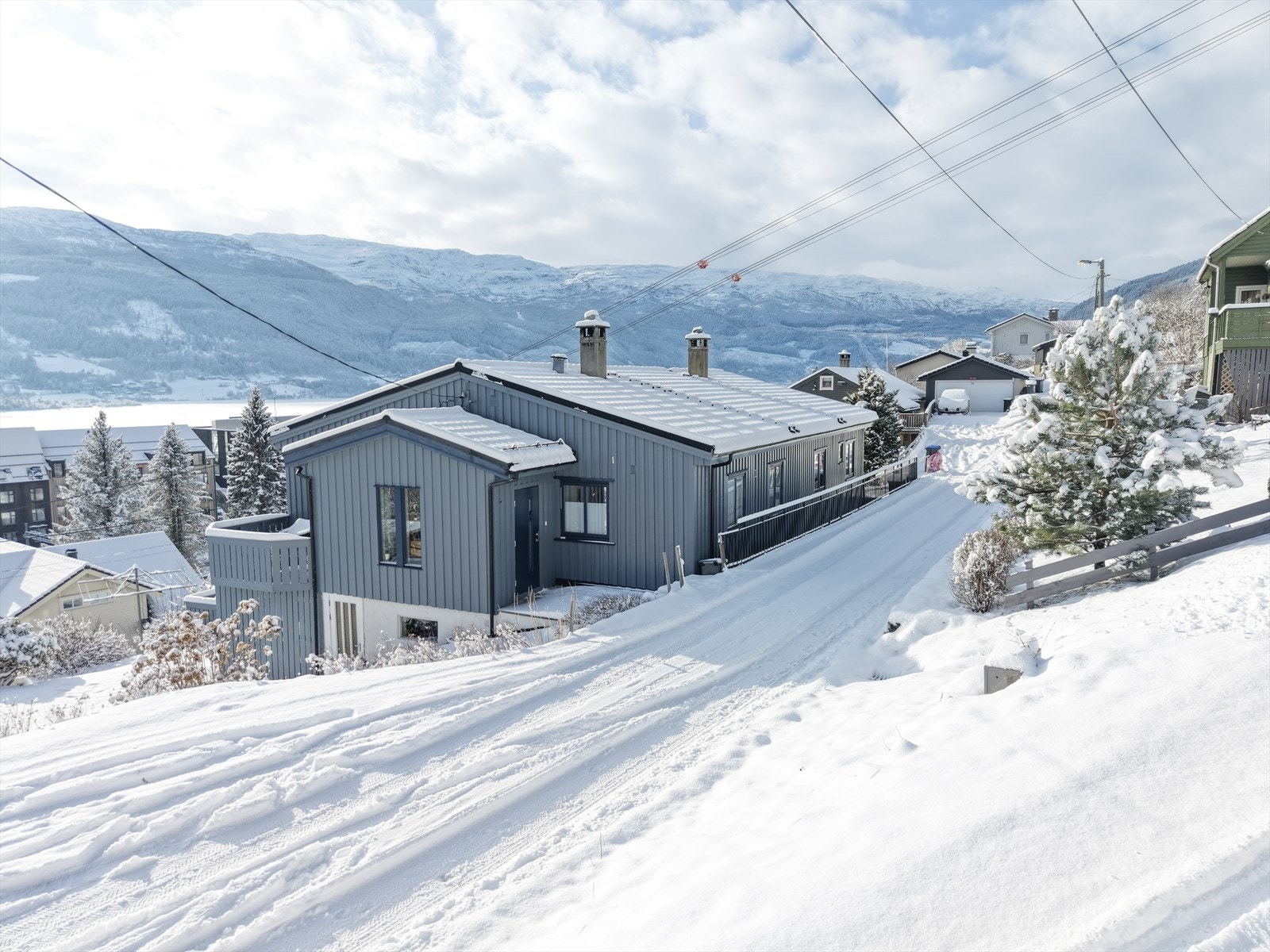 Boligen har enkel tilkomst med bare et par trappetrinn ned fra kommunal vei. Galleribilde