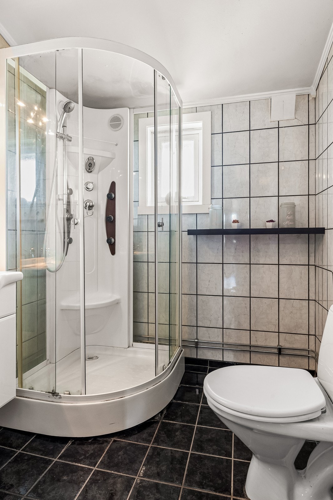 Bad i 2. etasje med dusjkabinett og servantinnredning. Galleribilde
