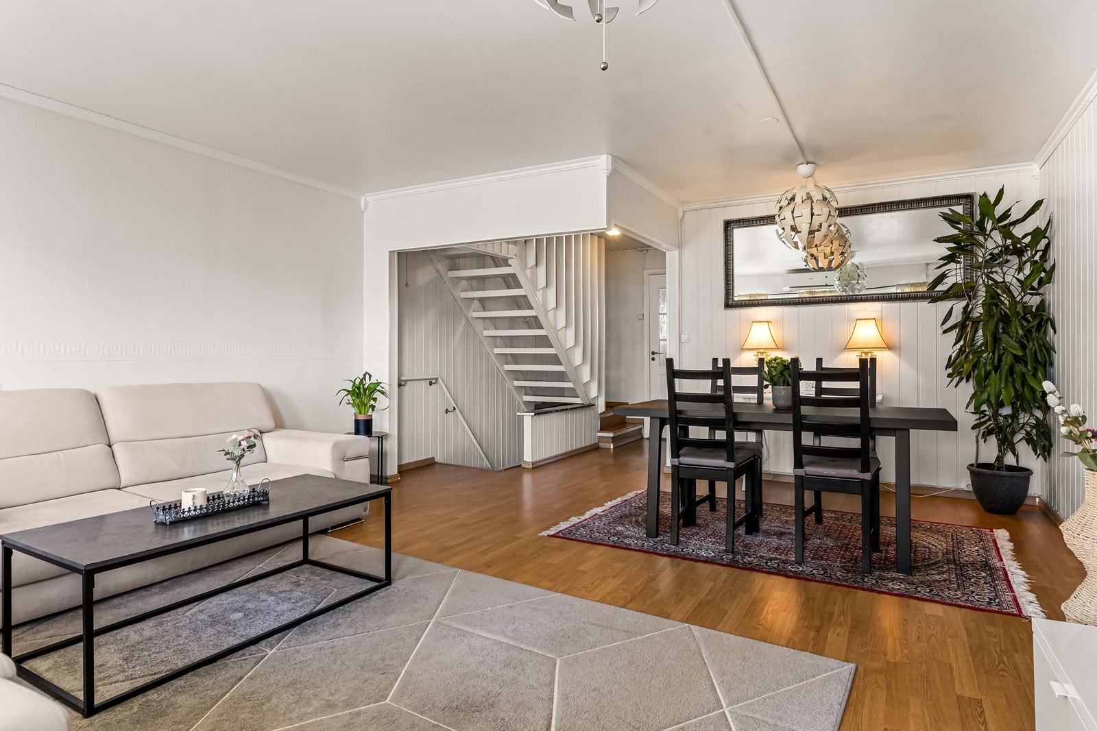 Stuen har god plass til både sofagruppe og spisebord. Galleribilde