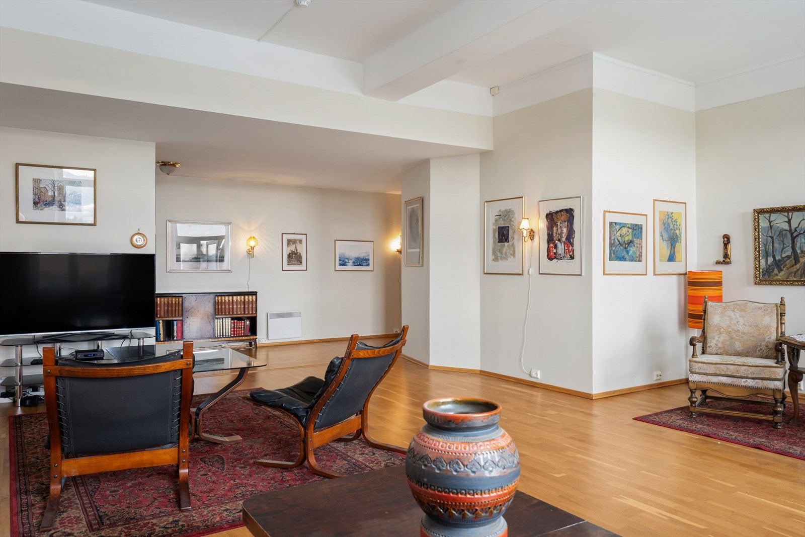 Stuens størrelse gir flere møbleringsalternativer og ulike soner. Galleribilde