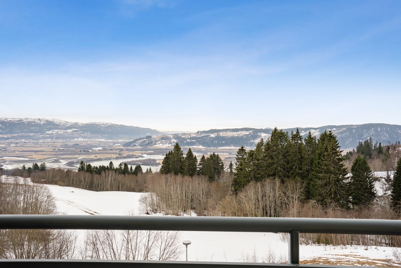 Her får du sol stort sett hele dagen, og fantastisk utsikt utover Gaulosen og oppover mot Melhus. Galleribilde