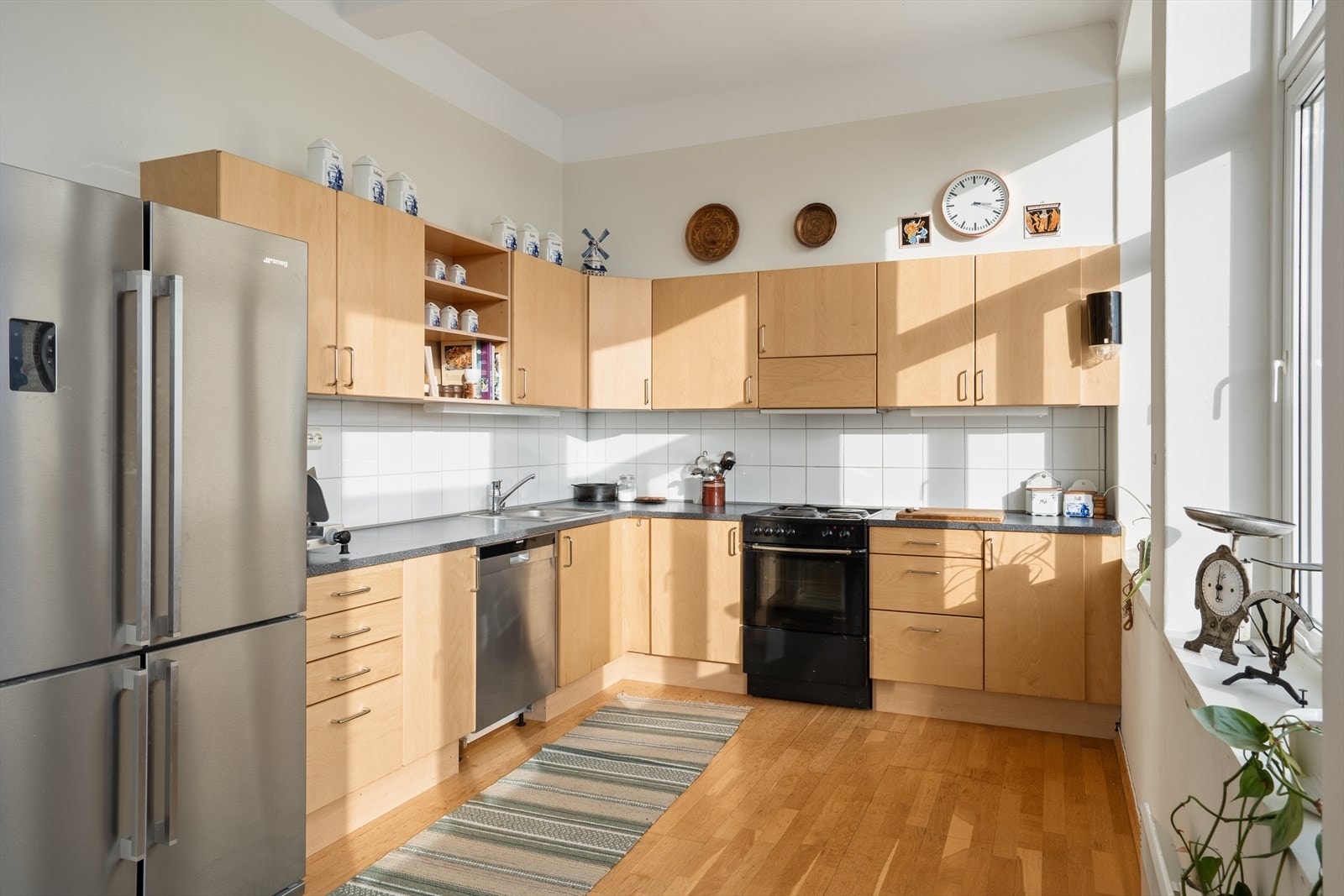 Tidløst kjøkken fra 2004 med rikelig av skap- og benkeplass og fliser i sprutsonen. Kjøkkenet har fått TG 1 av takstmann. Galleribilde