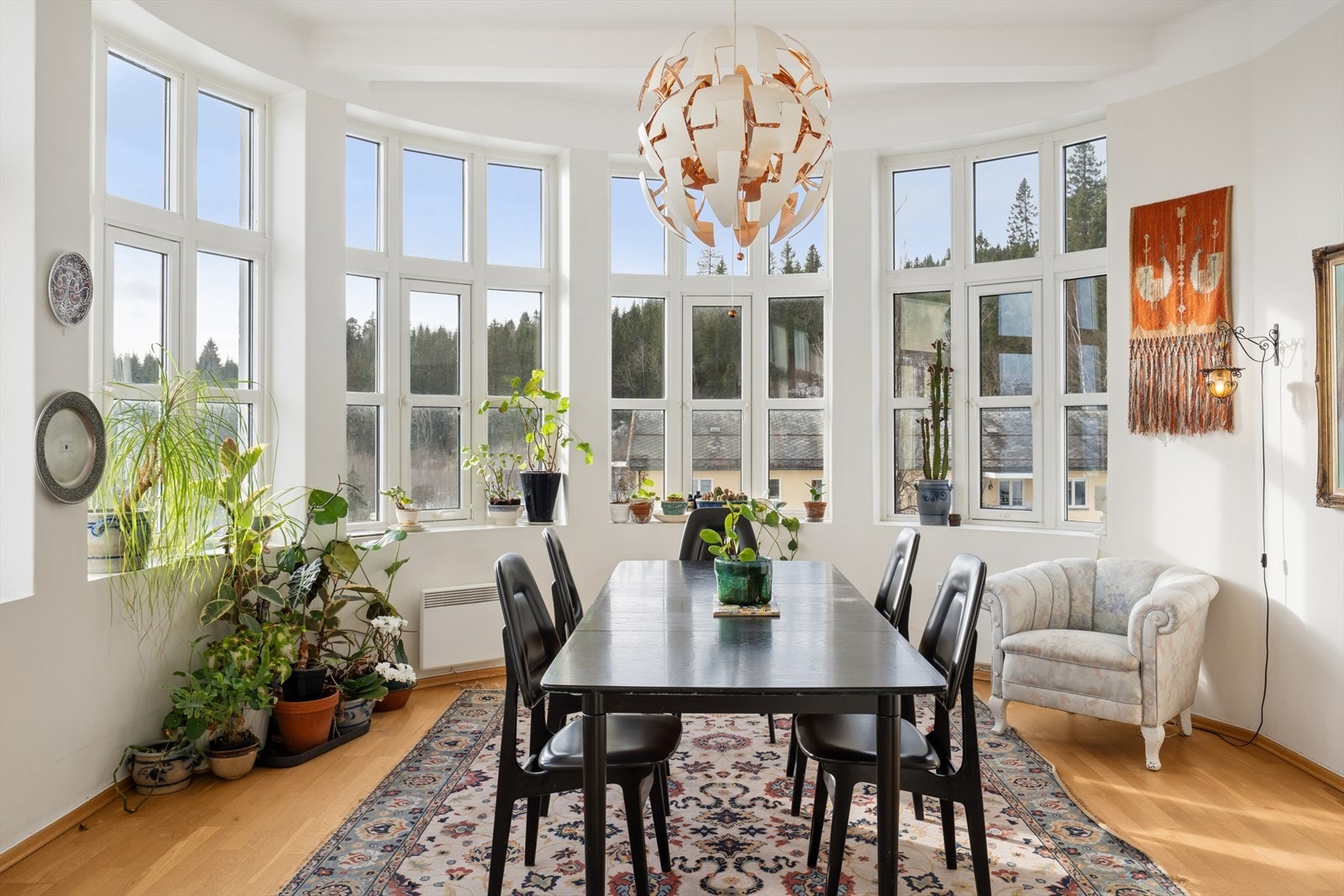 Spisestua er hjertet i boligen. Her kan du samle hele flokken til bords i nydelige omgivelser! Galleribilde