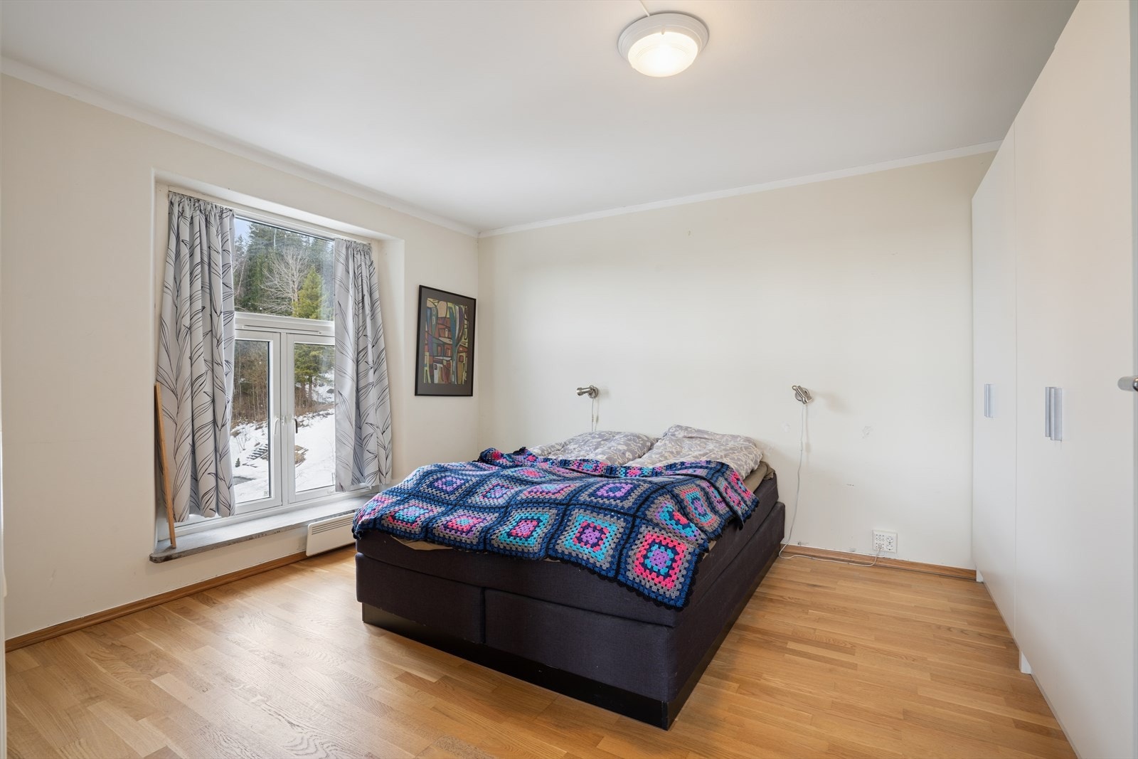 Hovedsoverommet er utstyrt med garderobeskap og har god plass til alle nødvendigheter på et soveværelse med sine 13,9 m². Galleribilde