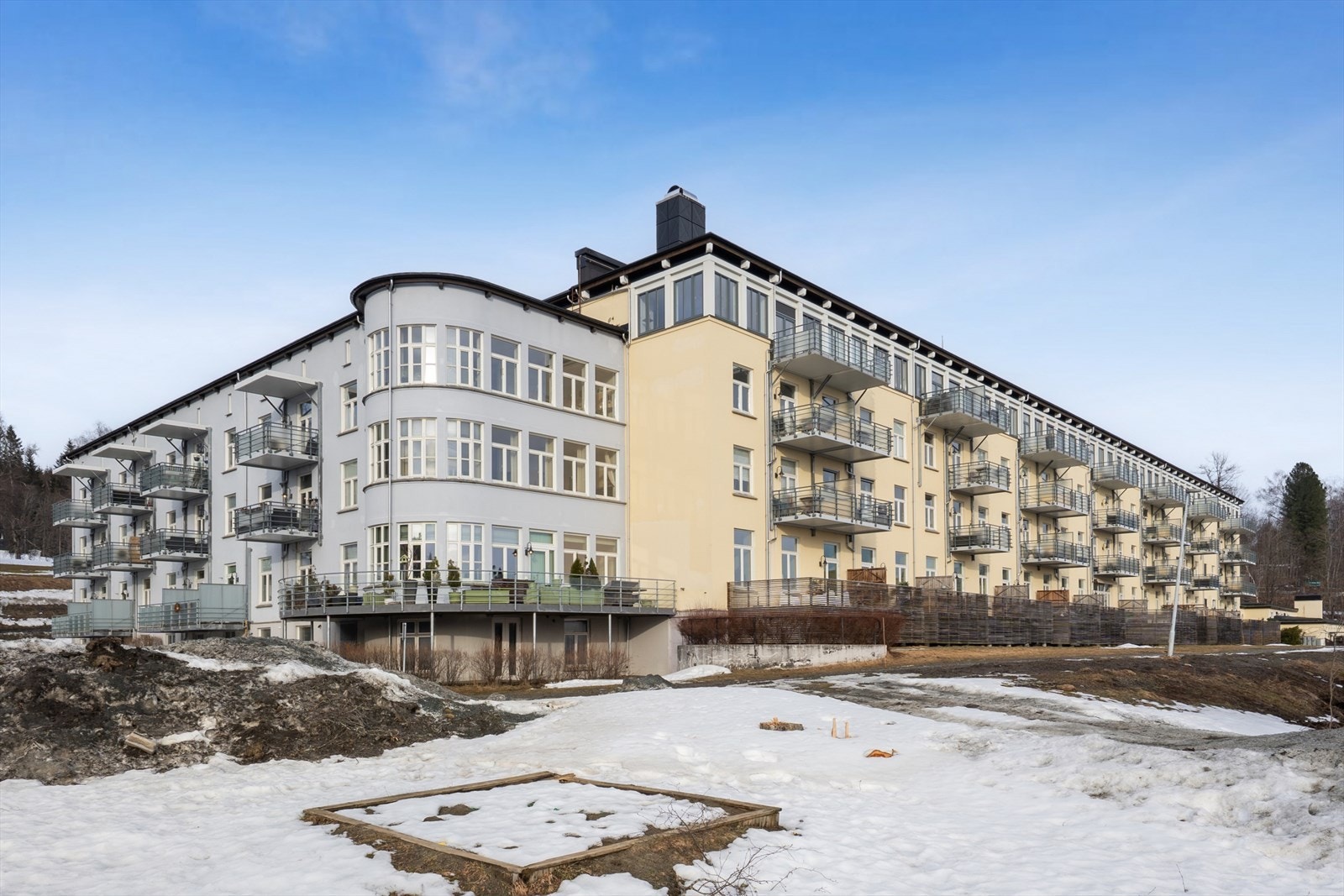 Store og gode grøntareal rundt boligen med blant annet internstier og plen, lekeplass og sittegrupper. Galleribilde