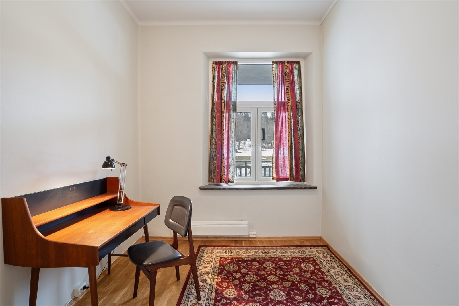 Det andre soverommet fungerer utmerket som gjesterom, barnerom eller kontor med sine 9,1 m². Galleribilde