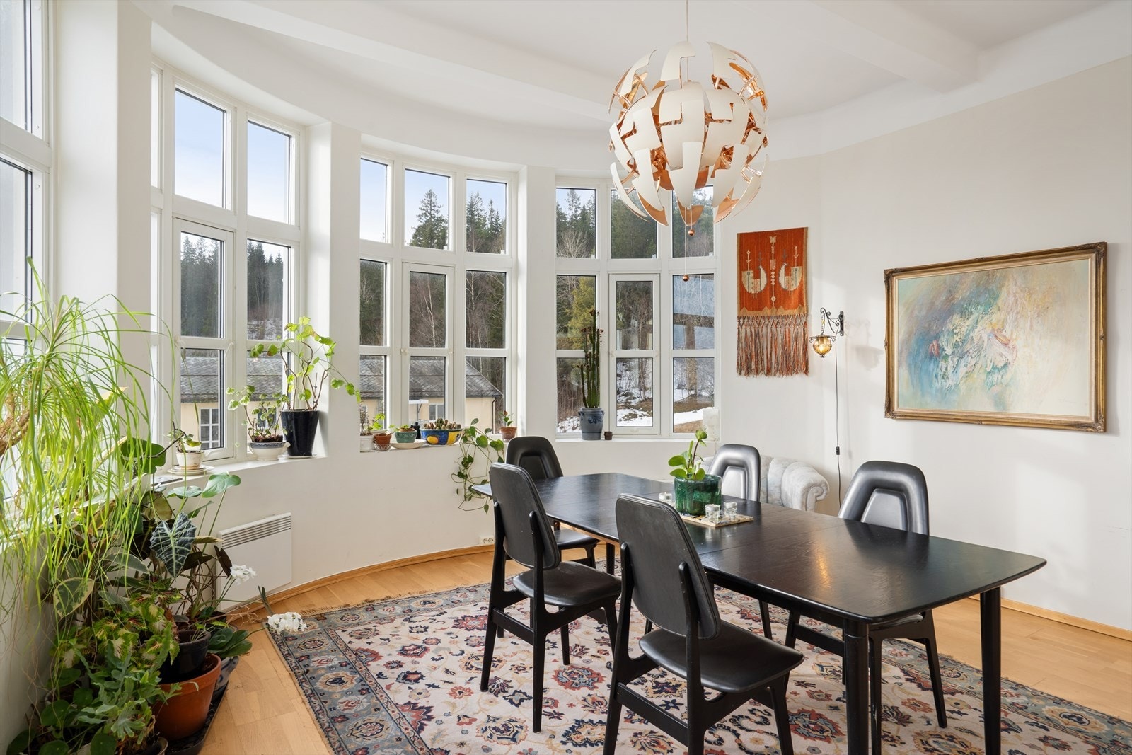 De generøse vindusflatene kombinert med den gode takhøyden gir en svært god romfølelse i spisestua. Galleribilde