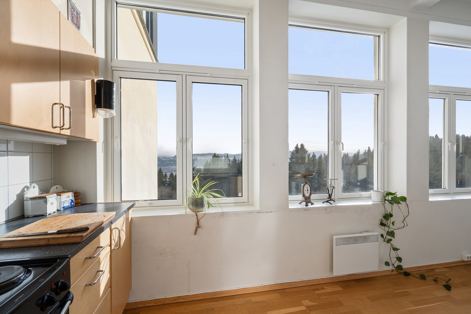 Det har tidligere blitt gitt igangsettingstillatelse for å sette inn verandadør til fordel for vinduet til høyre i bildet, med samt etablering av veranda rundt hele kjøkken/spisestua. Galleribilde