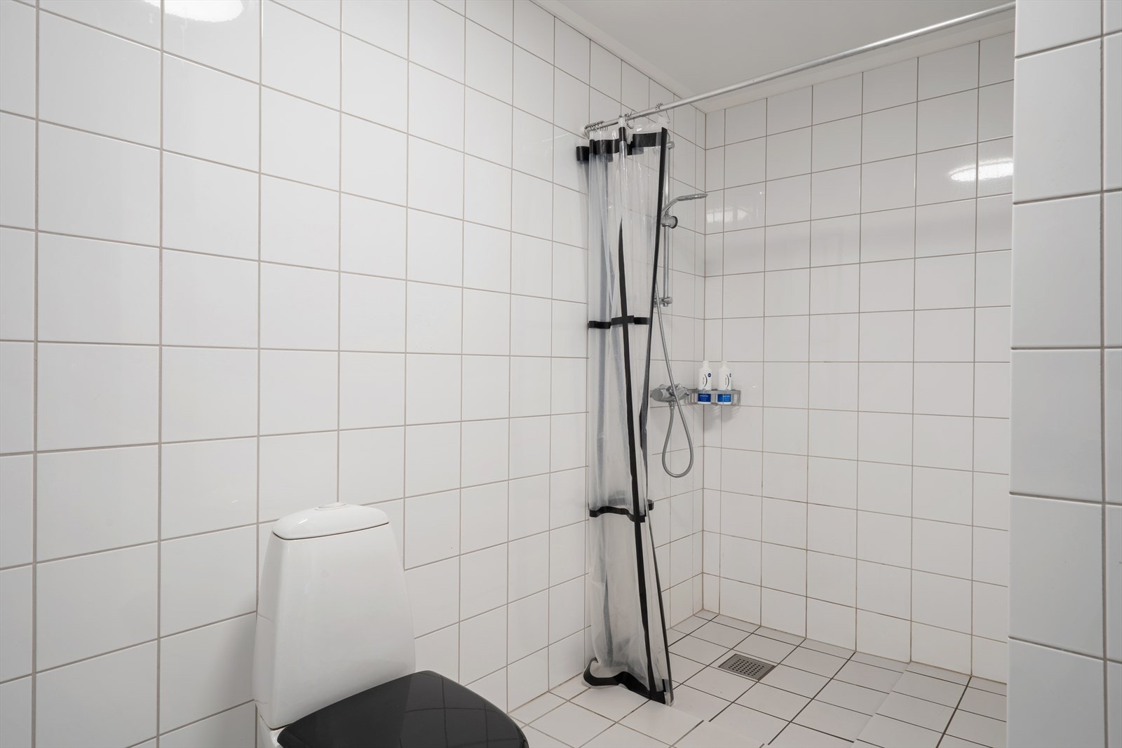 Romslig dusjhjørne og behagelig gulvvarme. Galleribilde