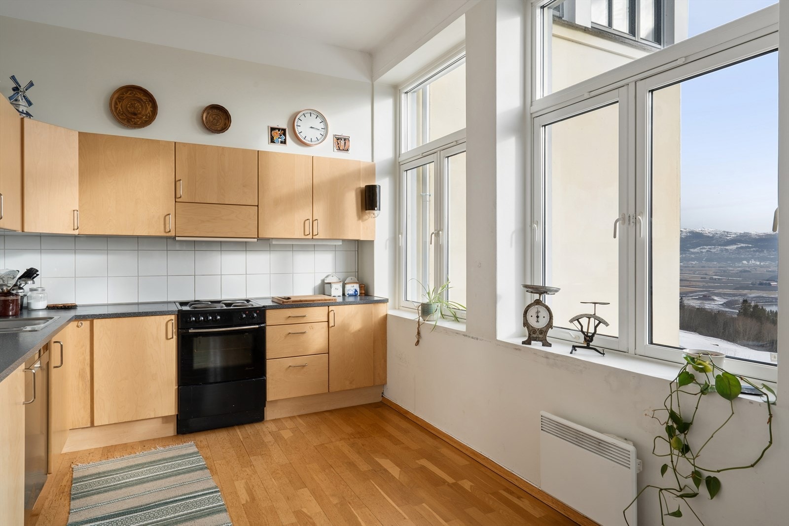 Hvitevarer på kjøkkenet medfølger handelen. Dette inkluderer kombinert kjøl- og fryseskap, oppvaskmaskin og komfyr med ventilator. Galleribilde