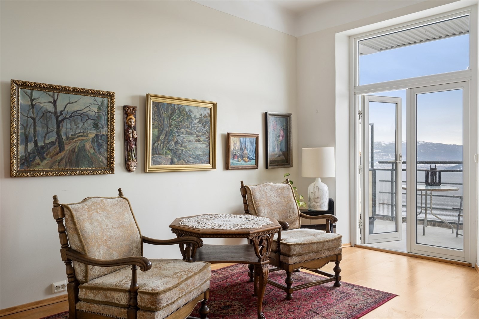 Fra stua har du utgang til sørvendt balkong med fantastisk utsikt. Galleribilde