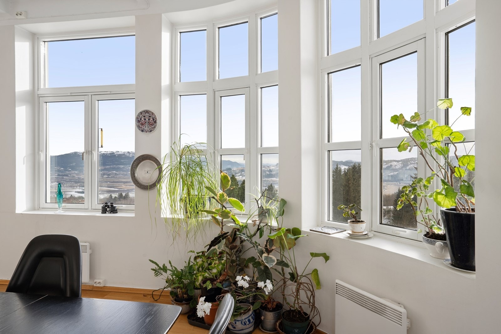 Enestående utsikt sørover fra spisestua. Galleribilde