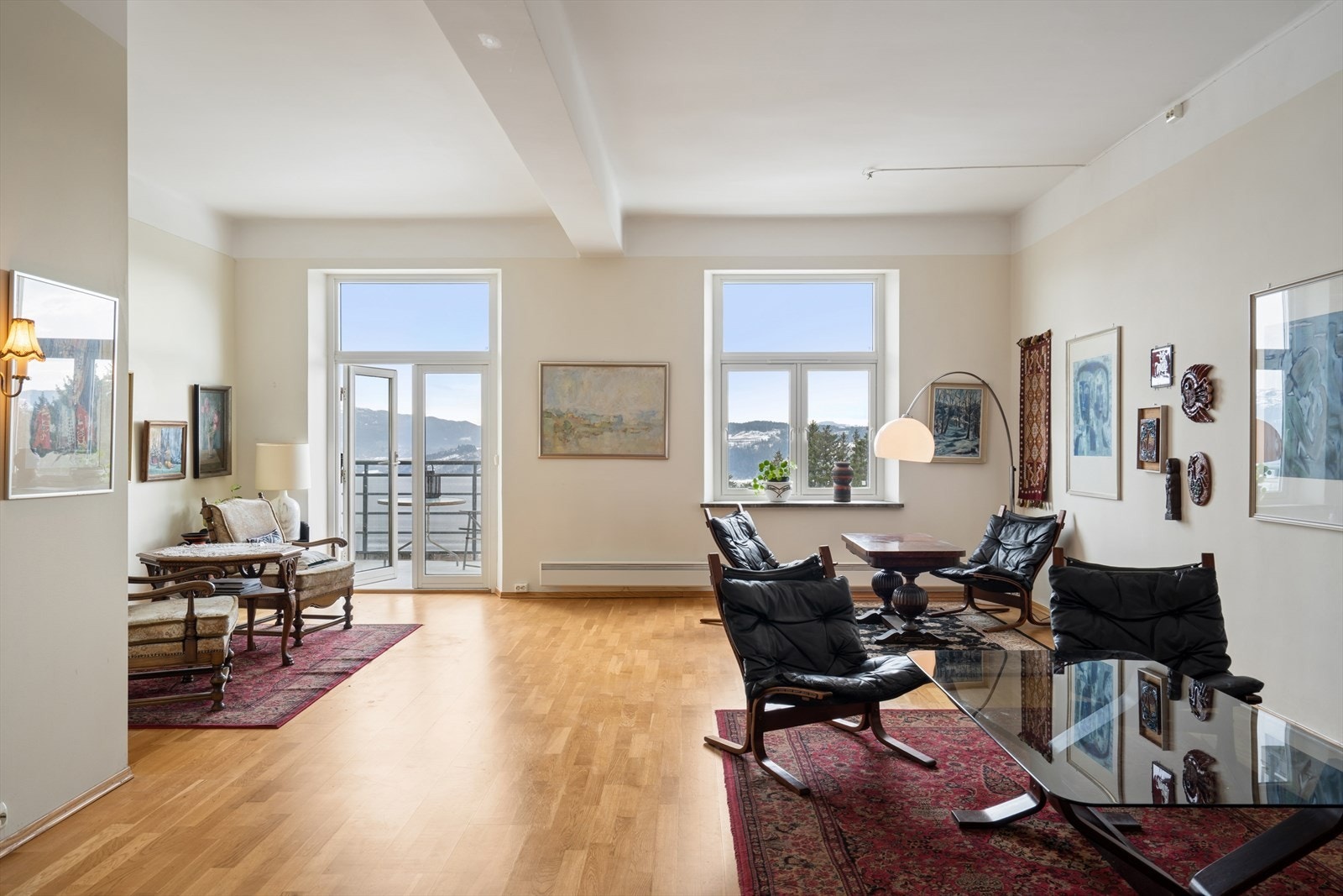 Oppholdsrommet måler 51 m² og oppleves som meget romslig med sin gode takhøyde. Galleribilde