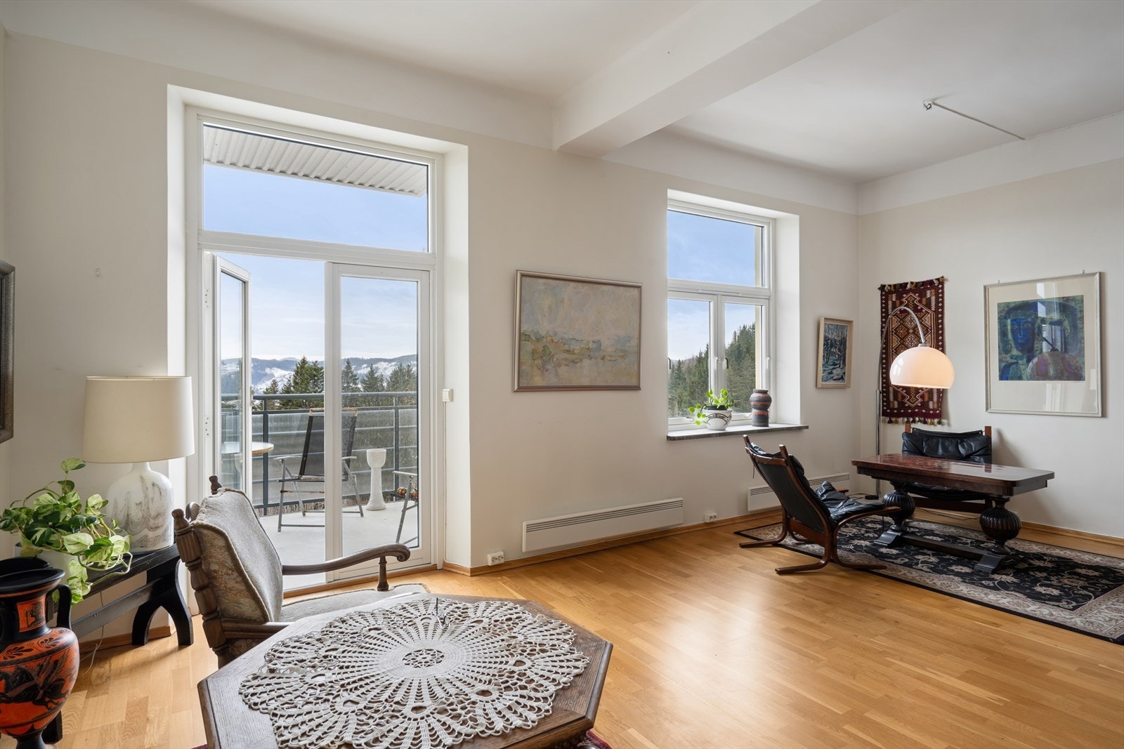 Det er mulig å kjøpe eiers garasje som ligger like utenfor hoveddøra. Galleribilde