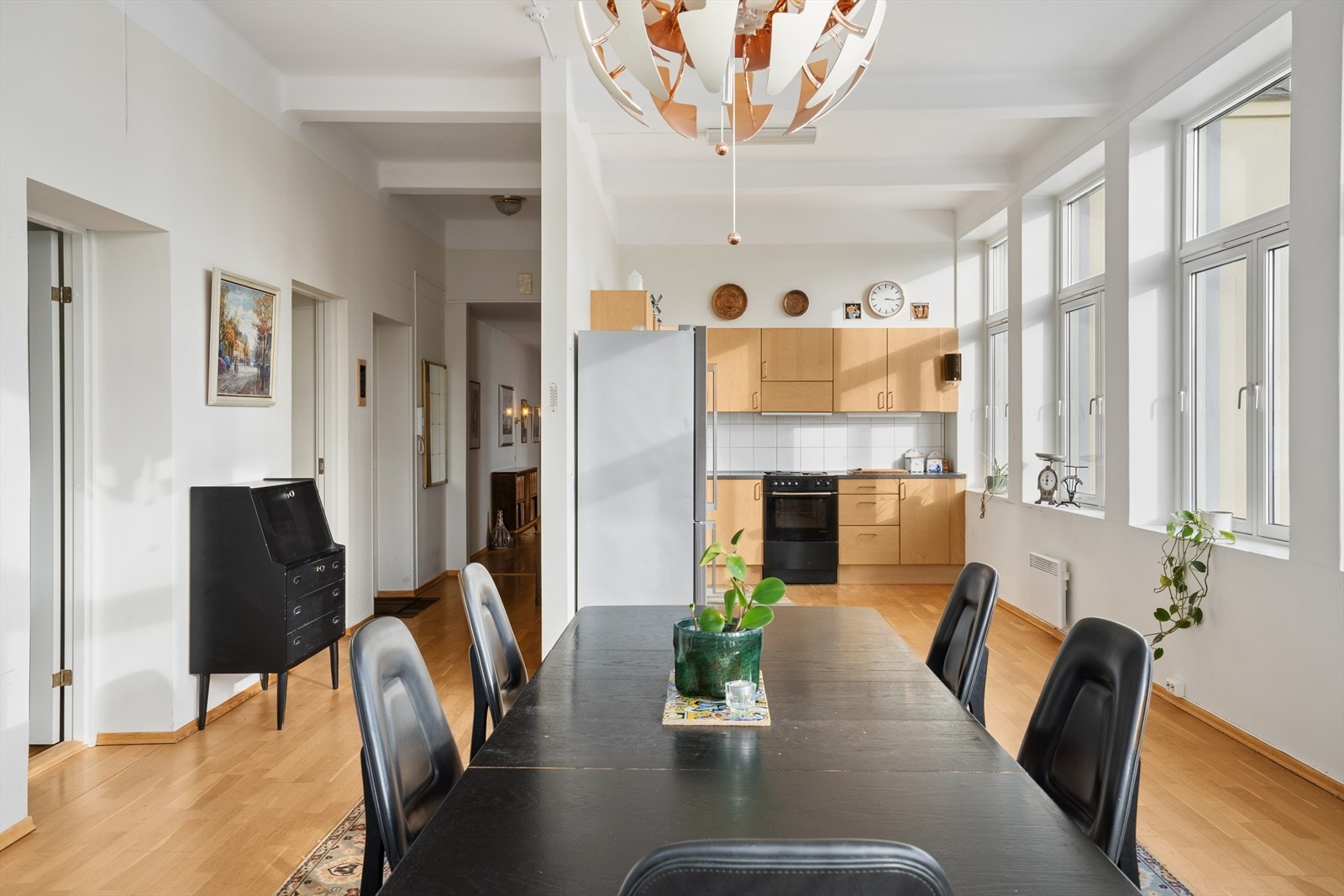 Det andre oppholdsrommet er et kombinert kjøkken/spisestue på 33 m². Galleribilde