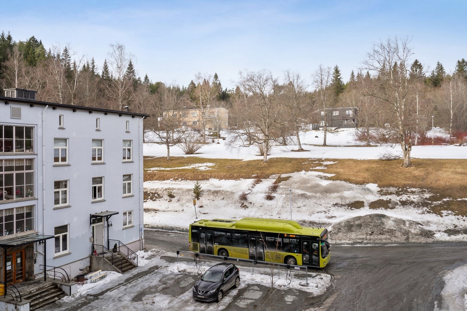 Bussholdeplassen ligger like utenfor leilighetsbygget. Hyppige avganger og 12 minutters reisetid til Heimdal. Galleribilde