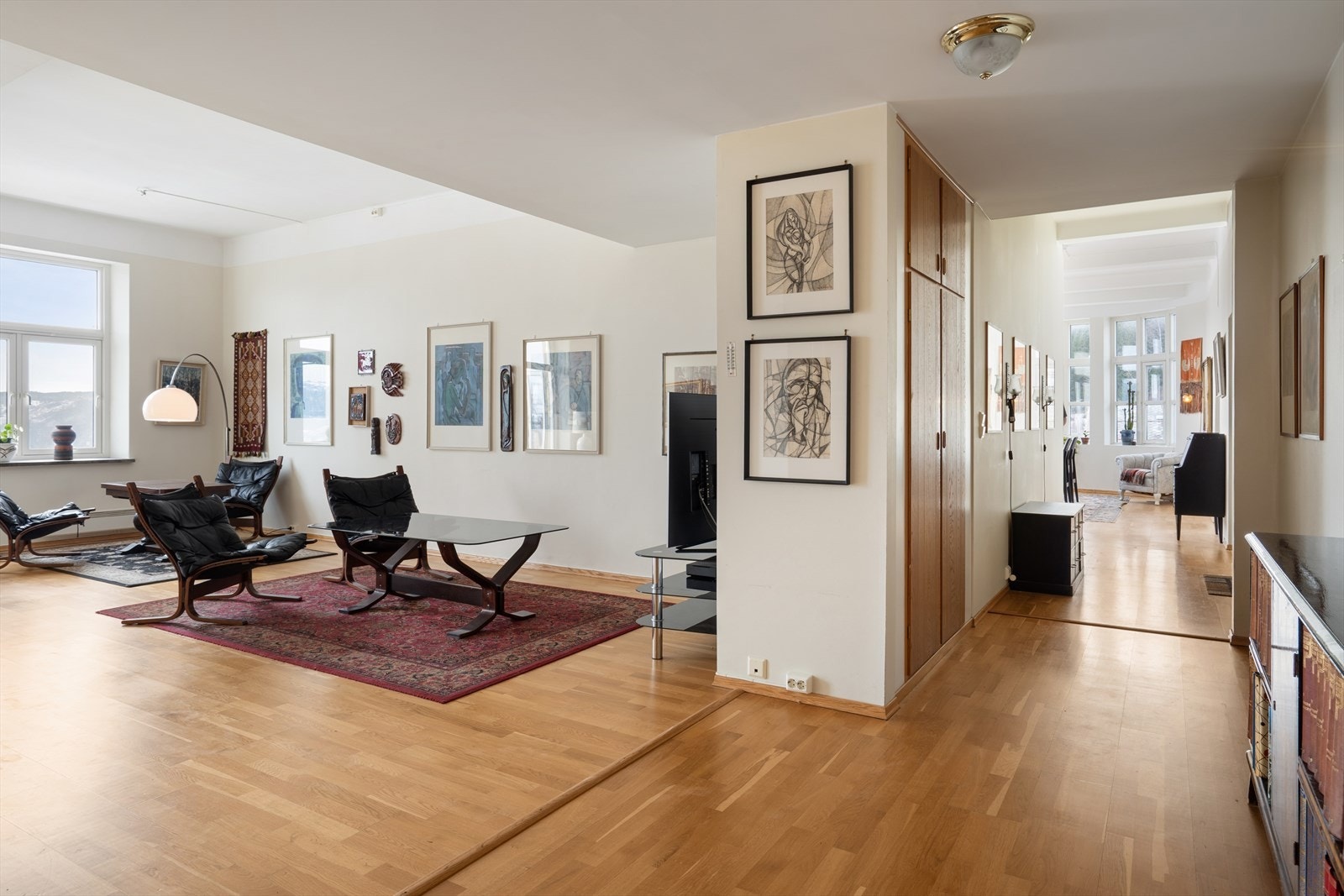 De to oppholdsrommene deles opp av en gang på ca 9 m² med innebygd garderobeskap. Galleribilde