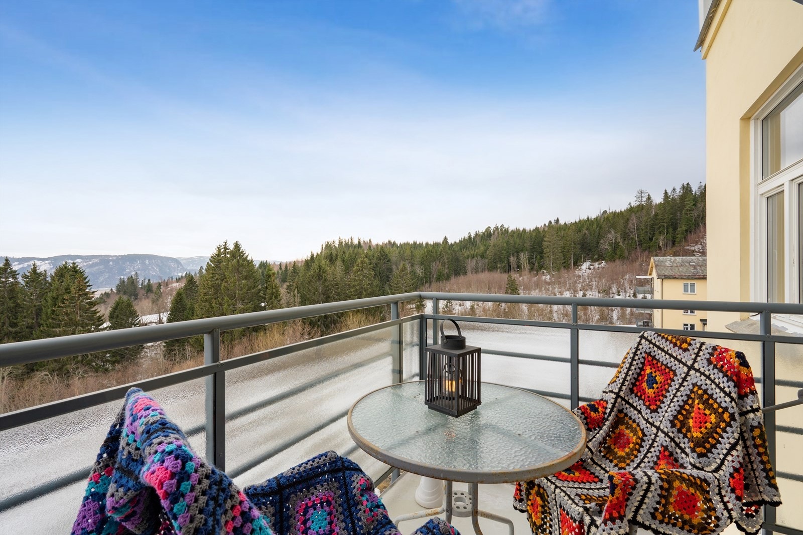 Beliggenheten på enden av blokka gir en skjermet opplevlse på balkongen. Galleribilde