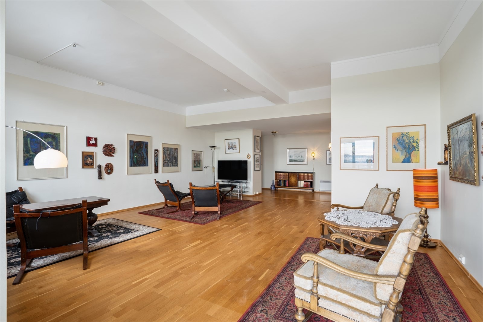 Lys og luftig 3-roms selveierleilighet på 133 m² BRA-I, ca 10 minutters biltur fra Heimdal sentrum. Galleribilde