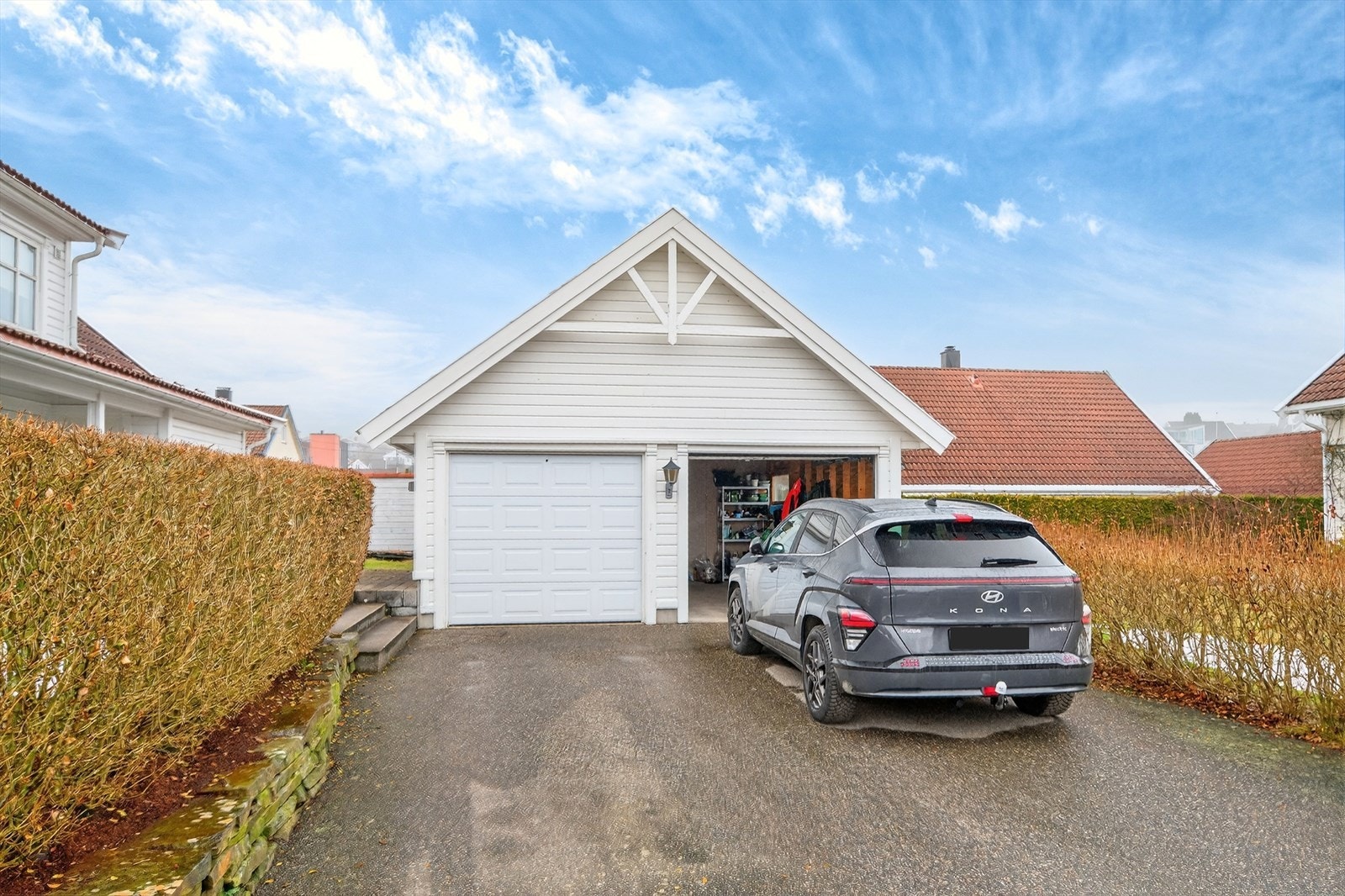 Garasjen til venstre tilhører boligen Galleribilde