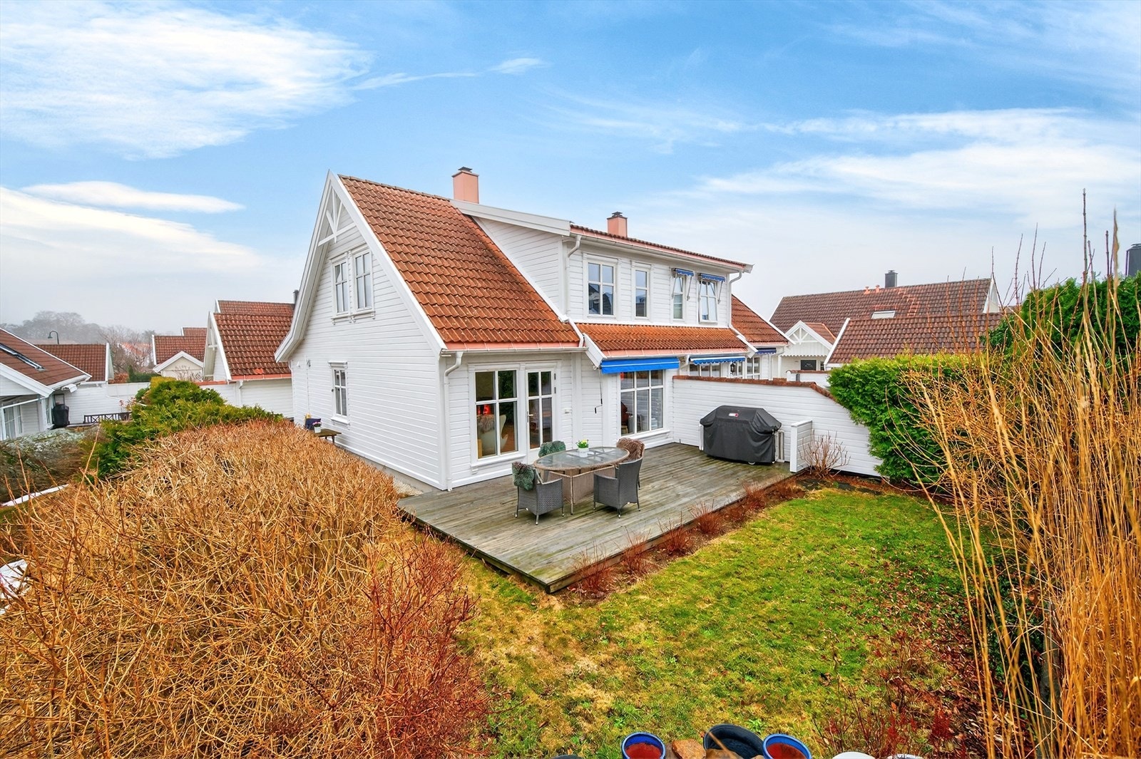 Boligen har en solrik og skjermet hage Galleribilde