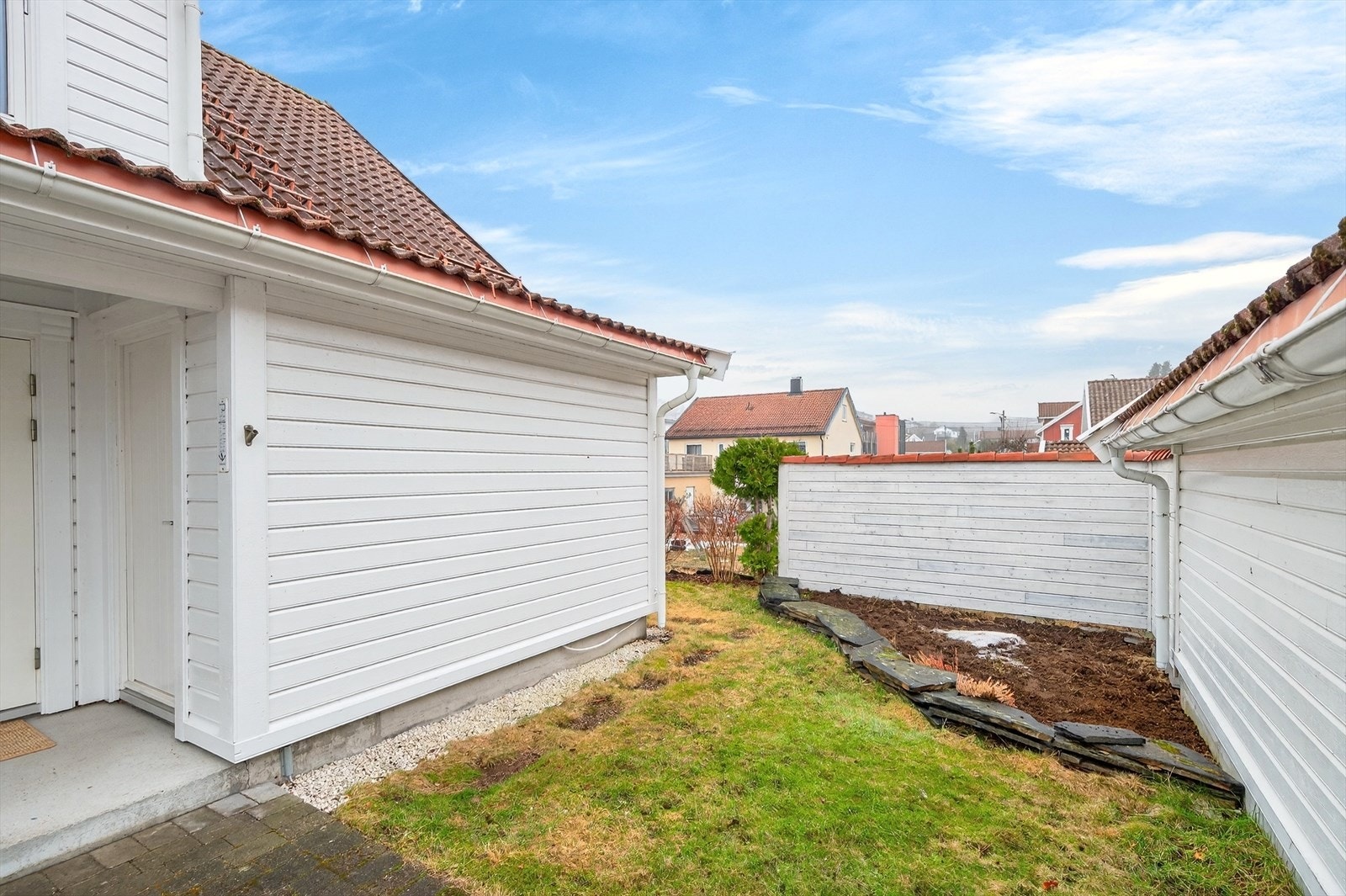 Det er anlagt plen rundt boligen Galleribilde