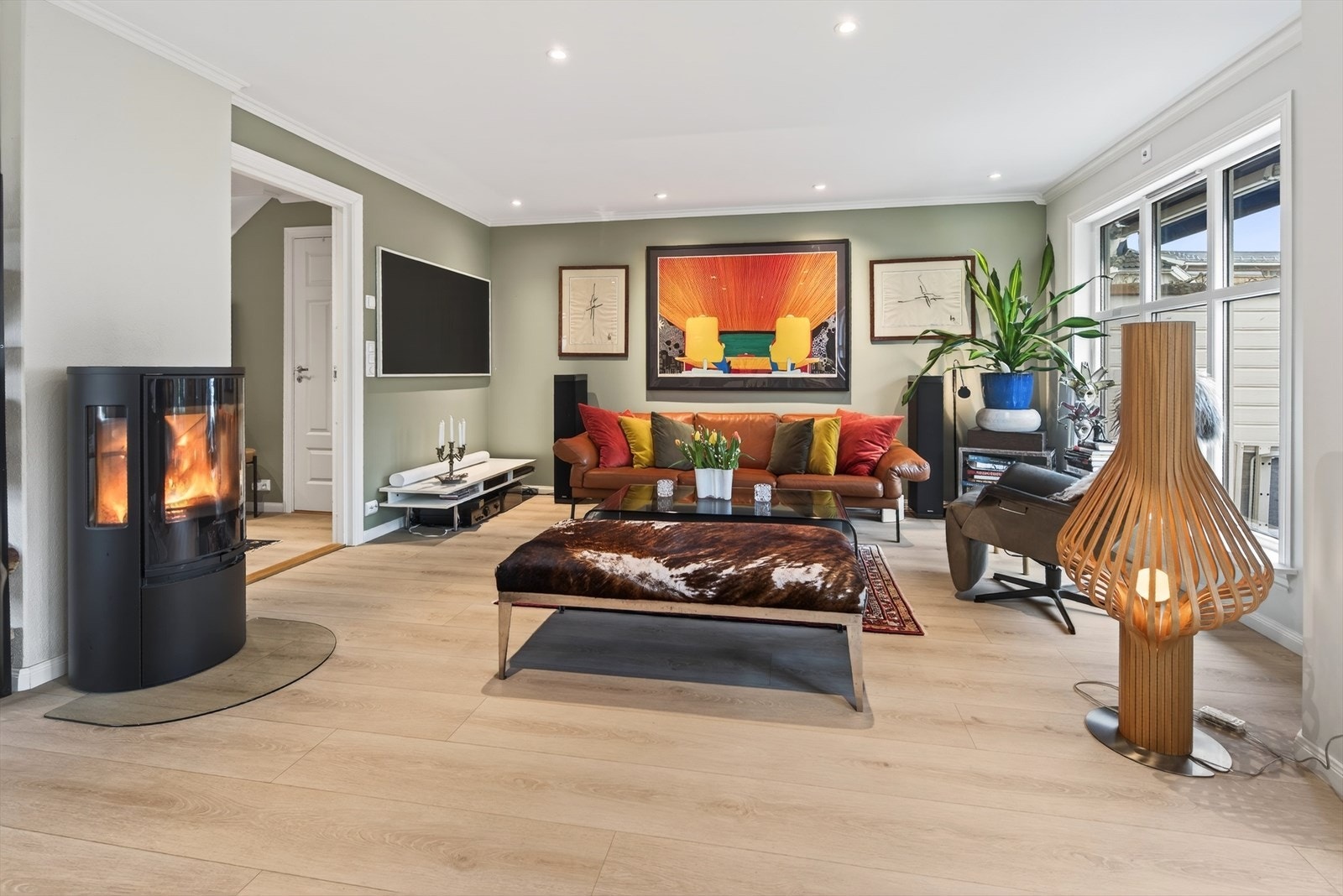 Nytt ildsted sentralt plassert i rommet Galleribilde