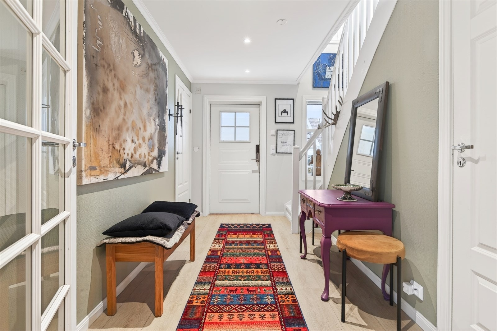 Pent pusset opp og praktisk bod under trapp Galleribilde