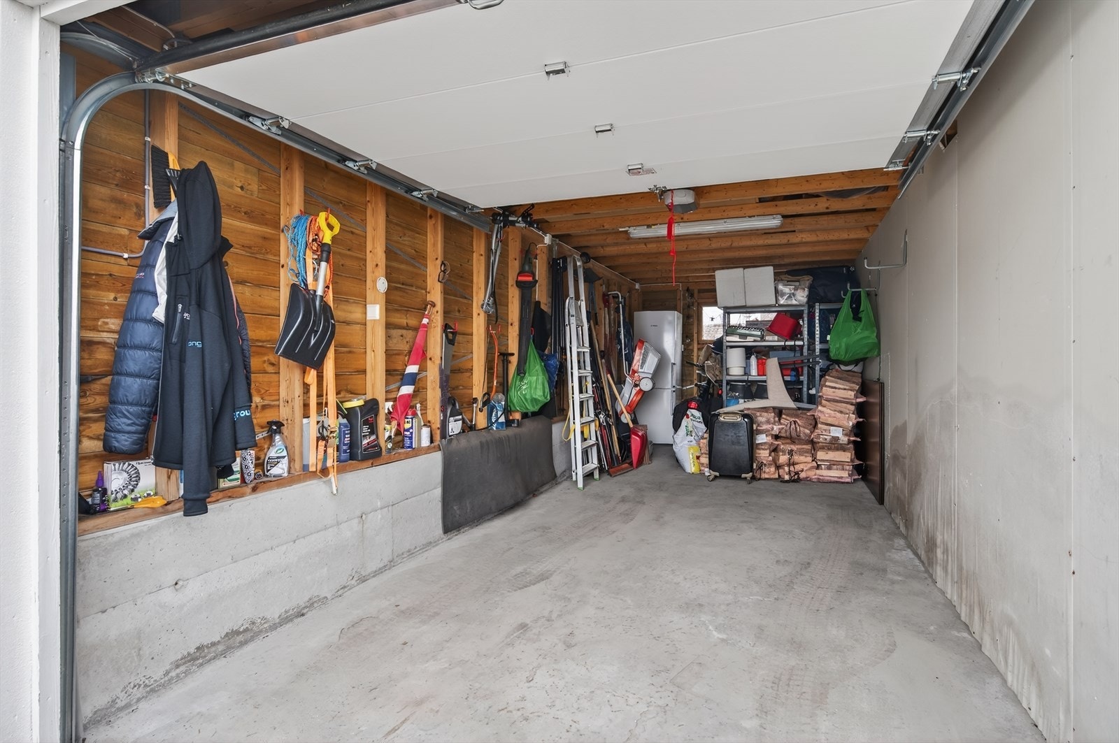 Garasjen har automatisk port og ekstra god dybde for lagring Galleribilde