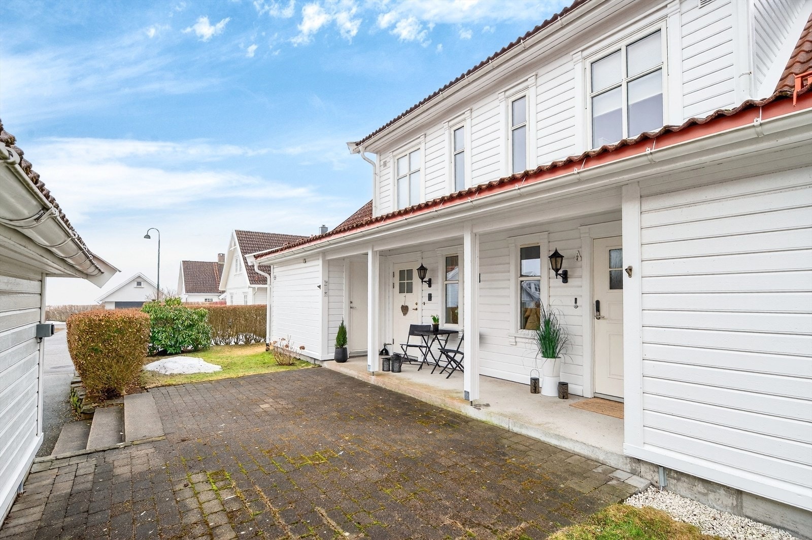 Lettstelt med belegningsstein ved inngangspartiet Galleribilde