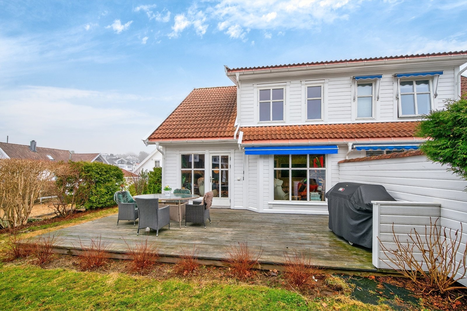 Stor platting rett ut fra stua (enkelte dårlige partier) Galleribilde