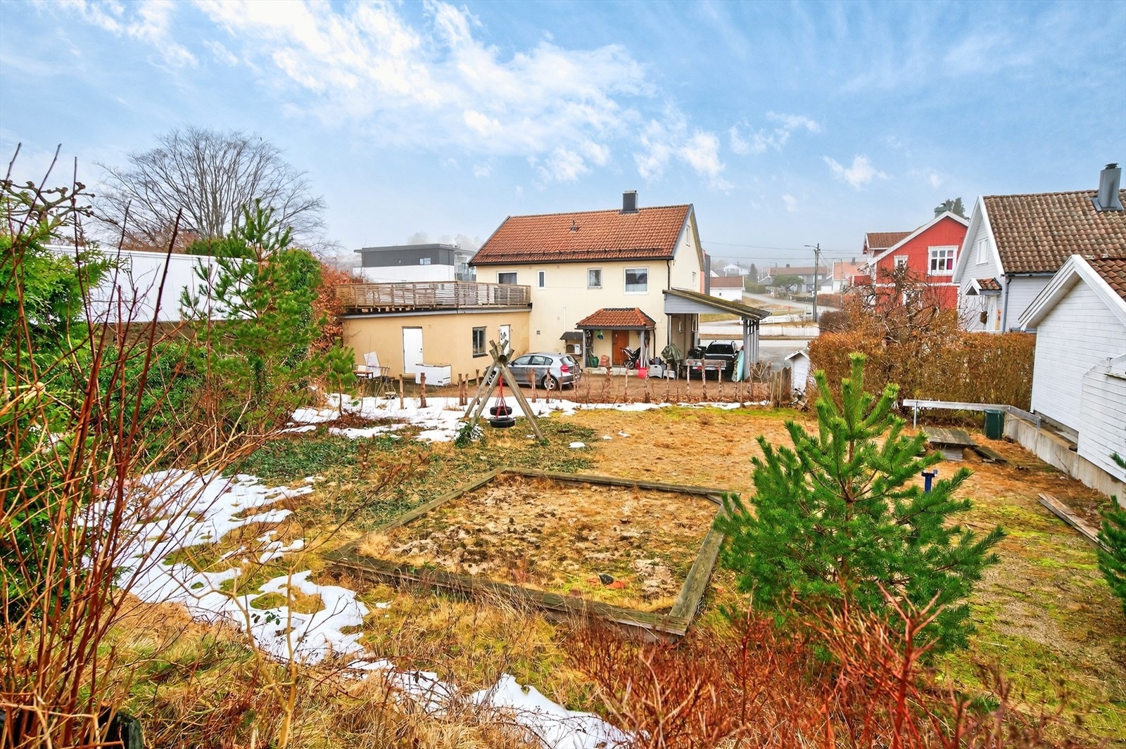 Eiendommen grenser inn mot felles lekeplass Galleribilde